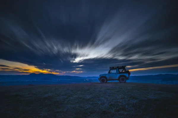 Cielo Atardecer Dramático Viajar Coche Jeep — Foto de Stock