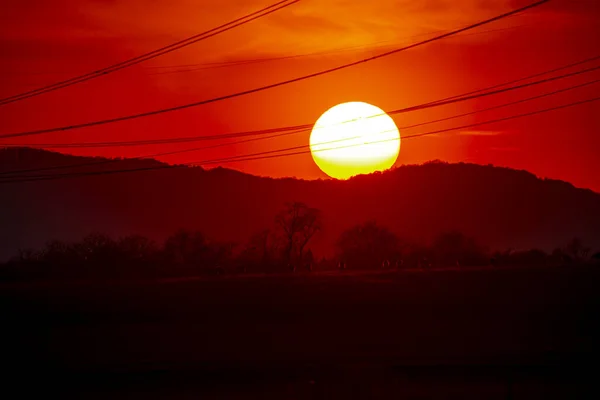 Große Orangefarbene Sonne Und Landschaft — Stockfoto