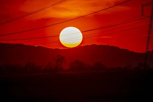 Große Orangefarbene Sonne Und Landschaft — Stockfoto