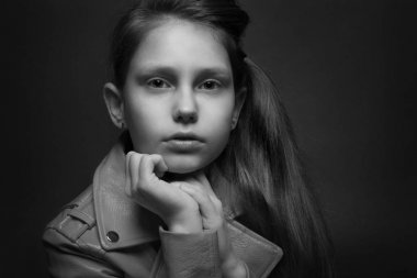 Genç kız portre siyah beyaz