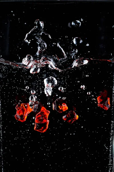 Крапля Червоних Каменів Воду Розпилювачем — стокове фото
