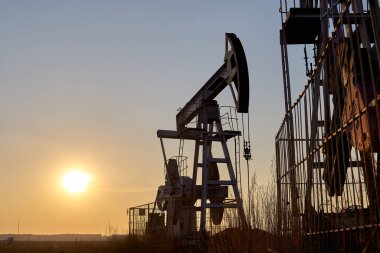                     Teknolojik petrol ve gaz üretimi. Üretim, ulaşım ve petrol işleme. Dünya nüfusu için üretim.           