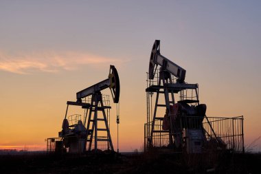                     Teknolojik petrol ve gaz üretimi. Üretim, ulaşım ve petrol işleme. Dünya nüfusu için üretim.           
