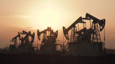 Teknolojik petrol ve gaz üretimi. Üretim, ulaşım ve petrol işleme. Dünya nüfusu için üretim.
