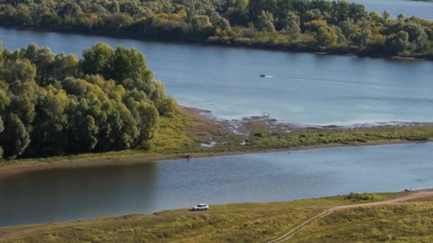 Schöne Aussicht Von Oben Auf Den Großen Fluss Einem Sommertag — Stockvideo