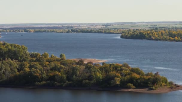 Krásný Horní Pohled Velkou Řeku Letního Dne Lodě Bárka Plují — Stock video