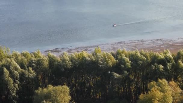 Prachtig Uitzicht Grote Rivier Een Zomerse Dag Boten Een Schuit — Stockvideo