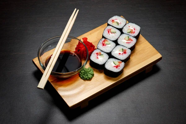 Sumo Saboroso Delicioso Quente Frio Rola Sobre Mesa Sushi Diferente — Fotografia de Stock