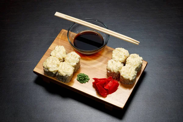 Sumo Saboroso Delicioso Quente Frio Rola Sobre Mesa Sushi Diferente — Fotografia de Stock