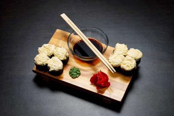 Sumo Saboroso Delicioso Quente Frio Rola Sobre Mesa Sushi Diferente — Fotografia de Stock