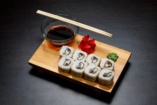 Sumo Saboroso Delicioso Quente Frio Rola Sobre Mesa Sushi Diferente — Fotografia de Stock