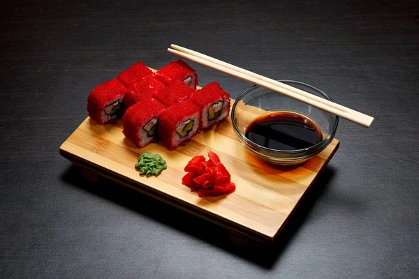 美味而又热又冷的寿司滚在桌上 不同的寿司卷和酱汁在日本菜盘上 — 图库照片