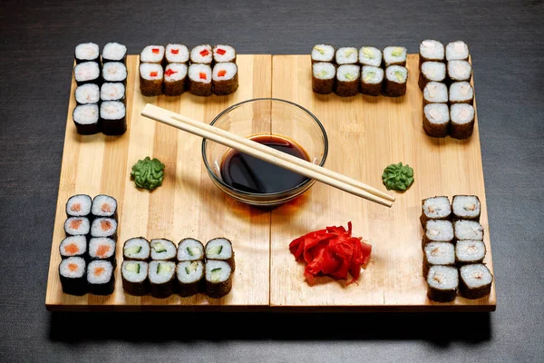 Sumo Saboroso Delicioso Quente Frio Rola Sobre Mesa Sushi Diferente — Fotografia de Stock
