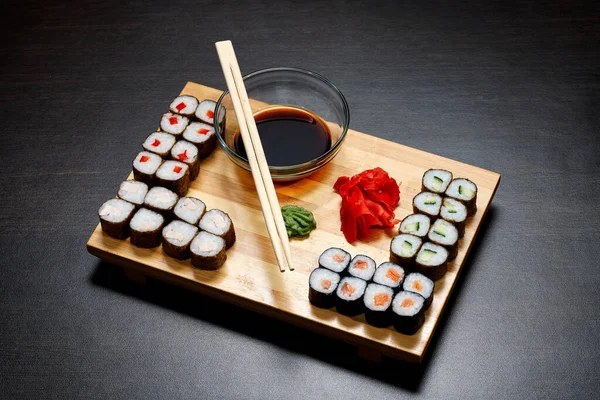 Sumo Saboroso Delicioso Quente Frio Rola Sobre Mesa Sushi Diferente — Fotografia de Stock