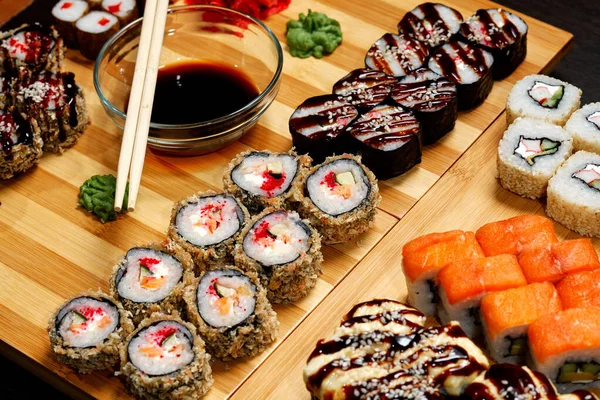 Deliciosos Deliciosos Rollos Sushi Calientes Fríos Sobre Mesa Sushi Diferente — Foto de Stock