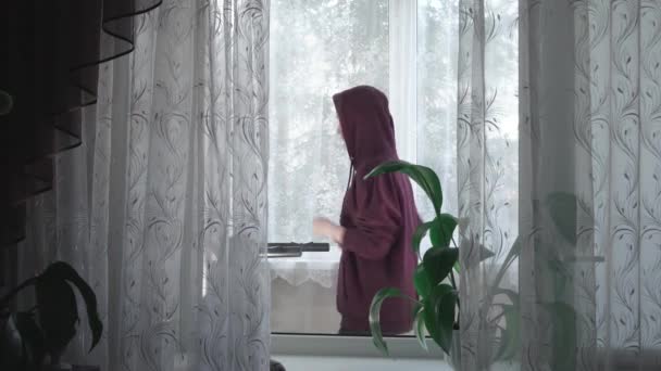 Het Meisje Gaat Voor Sport Loopband Het Balkon Tijdens Quarantaine — Stockvideo