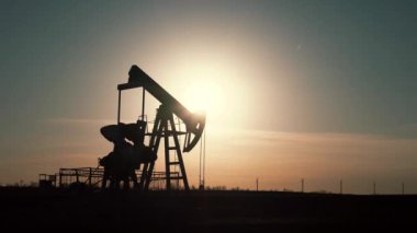 Teknolojik petrol ve gaz üretimi. Üretim, ulaşım ve petrol işleme. Dünya nüfusu için üretim.