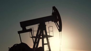 Teknolojik petrol ve gaz üretimi. Üretim, ulaşım ve petrol işleme. Dünya nüfusu için üretim.