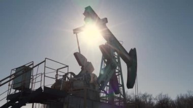 Teknolojik petrol ve gaz üretimi. Üretim, ulaşım ve petrol işleme. Dünya nüfusu için üretim.