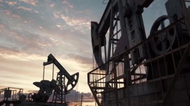 Teknolojik petrol ve gaz üretimi. Üretim, ulaşım ve petrol işleme. Dünya nüfusu için üretim.
