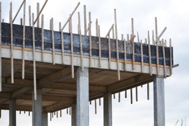 Bitmemiş bina beton döşeme yapılmış