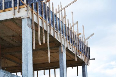 Bar ve ahşap plakalar takviye beton döşeme bitmemiş bina yapılmış