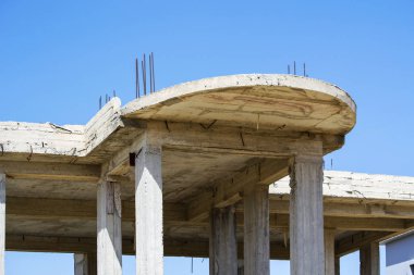 Bar ve ahşap plakalar takviye beton döşeme bitmemiş bina yapılmış