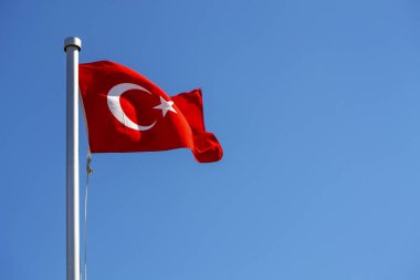 Rüzgarda sallayarak parlak Türk bayrağı