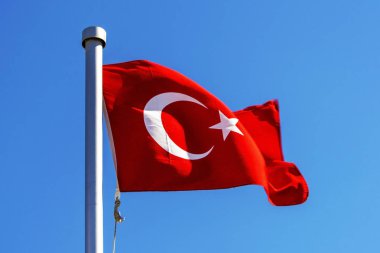Rüzgarda sallayarak parlak Türk bayrağı