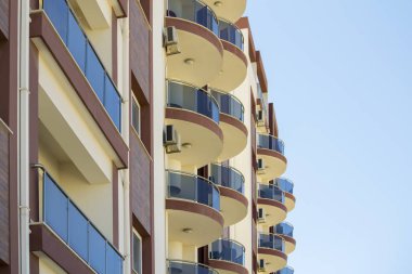 Modern binasında yuvarlak balkon