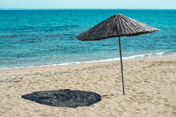 Braided Straw Umbrella Sandy Beach Green Sea Water — Stock Photo, Image
