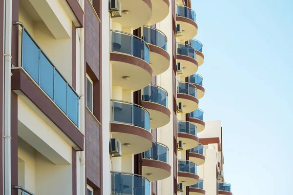 Ronde balkons op modern gebouw — Stockfoto