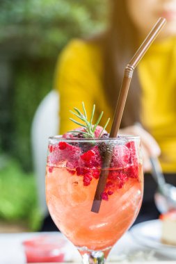 Çilekli soda kokteyli içki