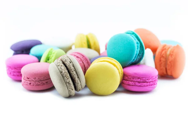 Macaroons franceses coloridos ou macaron no fundo branco — Fotografia de Stock
