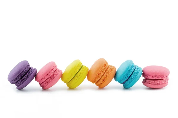 Macaroons franceses coloridos ou macaron no fundo branco — Fotografia de Stock