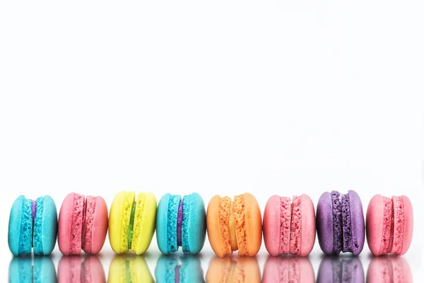 Macaroons franceses coloridos ou macaron no fundo branco — Fotografia de Stock