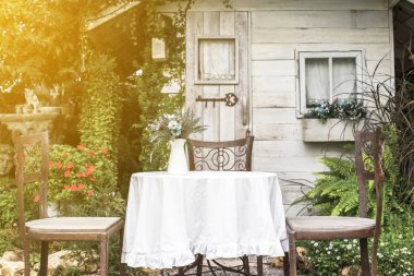 Beyaz masa ve sandalyeler güzel garden.plublic loction içinde