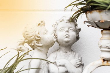 Küçük Çift bebek heykel yeşil bahçe