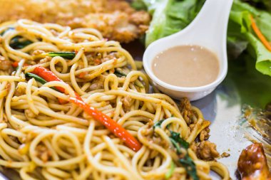 Disk üzerinde tavada kızartılmış spagetti