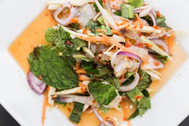 Çiğ karides ve baharatlı sos deniz ürünleri Tayland