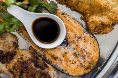 Disk üzerinde ızgara somon biftek