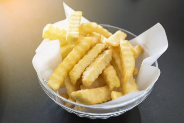 Patates kızartması yenmeye hazır.