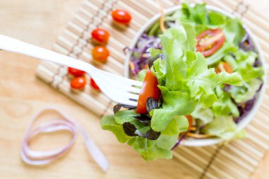 Diyet salata taze sebze (domates, salatalık, Çin lahanası, kırmızı soğan ve kızılcık) ile. Üstten Görünüm ahşap backgtound