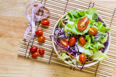 Diyet salata taze sebze (domates, salatalık, Çin lahanası, kırmızı soğan ve kızılcık) ile. Üstten Görünüm ahşap backgtound