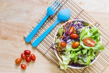 Diyet salata taze sebze (domates, salatalık, Çin lahanası, kırmızı soğan ve kızılcık) ile. Üstten Görünüm ahşap backgtound