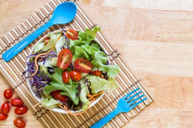 Diyet salata taze sebze (domates, salatalık, Çin lahanası, kırmızı soğan ve kızılcık) ile. Üstten Görünüm ahşap artalan