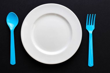 Kaşık ve çatal siyah arka plan üzerine boş levha