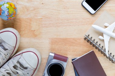 Kıyafet ve aksesuarları seyahat kopya ile ahşap arka plan üzerinde 