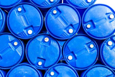 Petrol varilleri ya da kimyasal variller birikti.