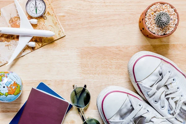 Traje Accesorios Viajero Sobre Fondo Madera Con Espacio Copia Concepto — Foto de Stock